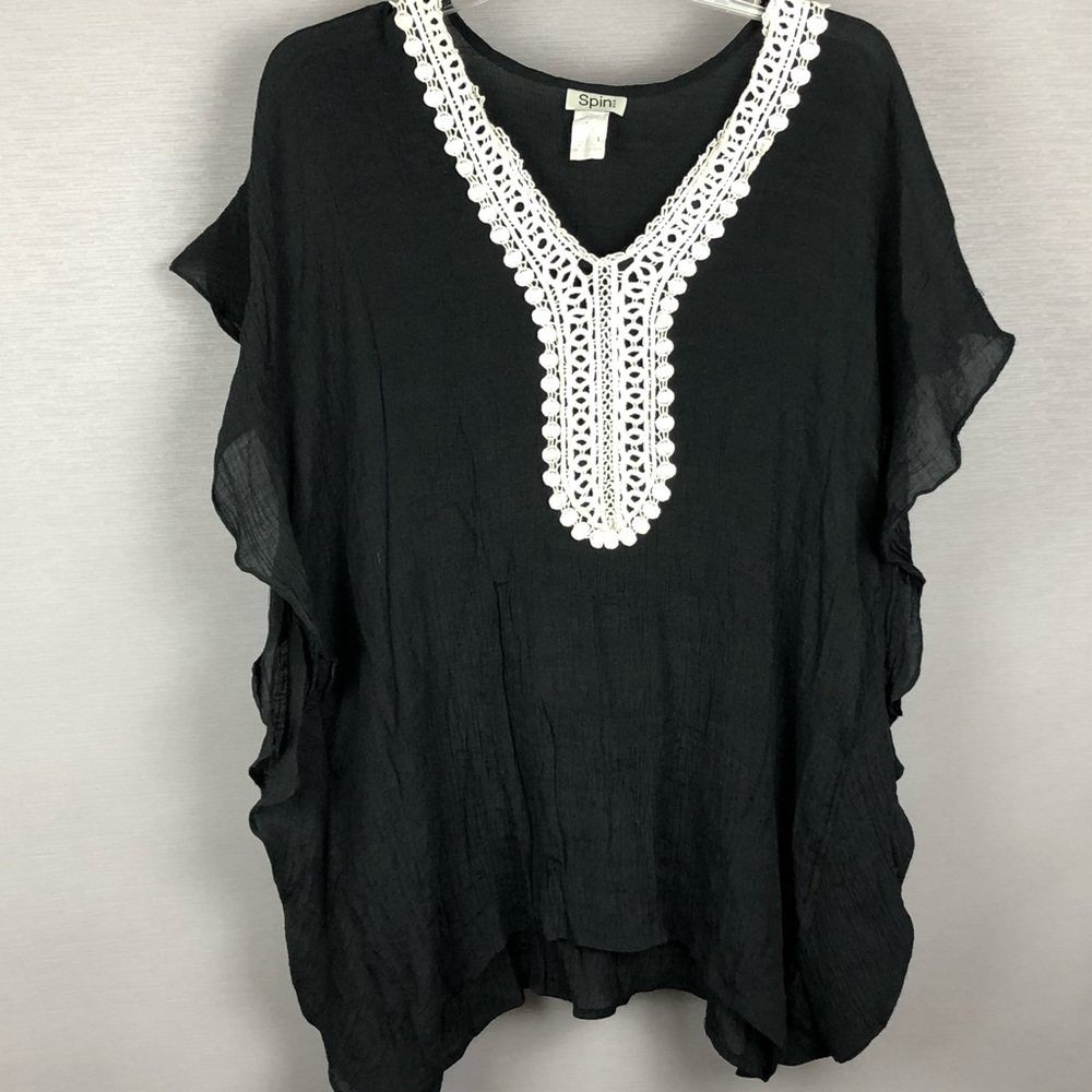 Black Crinkle Top w/White Brocade Neckline. SZ 2XL